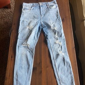 Light wash blue notes ripped jeans